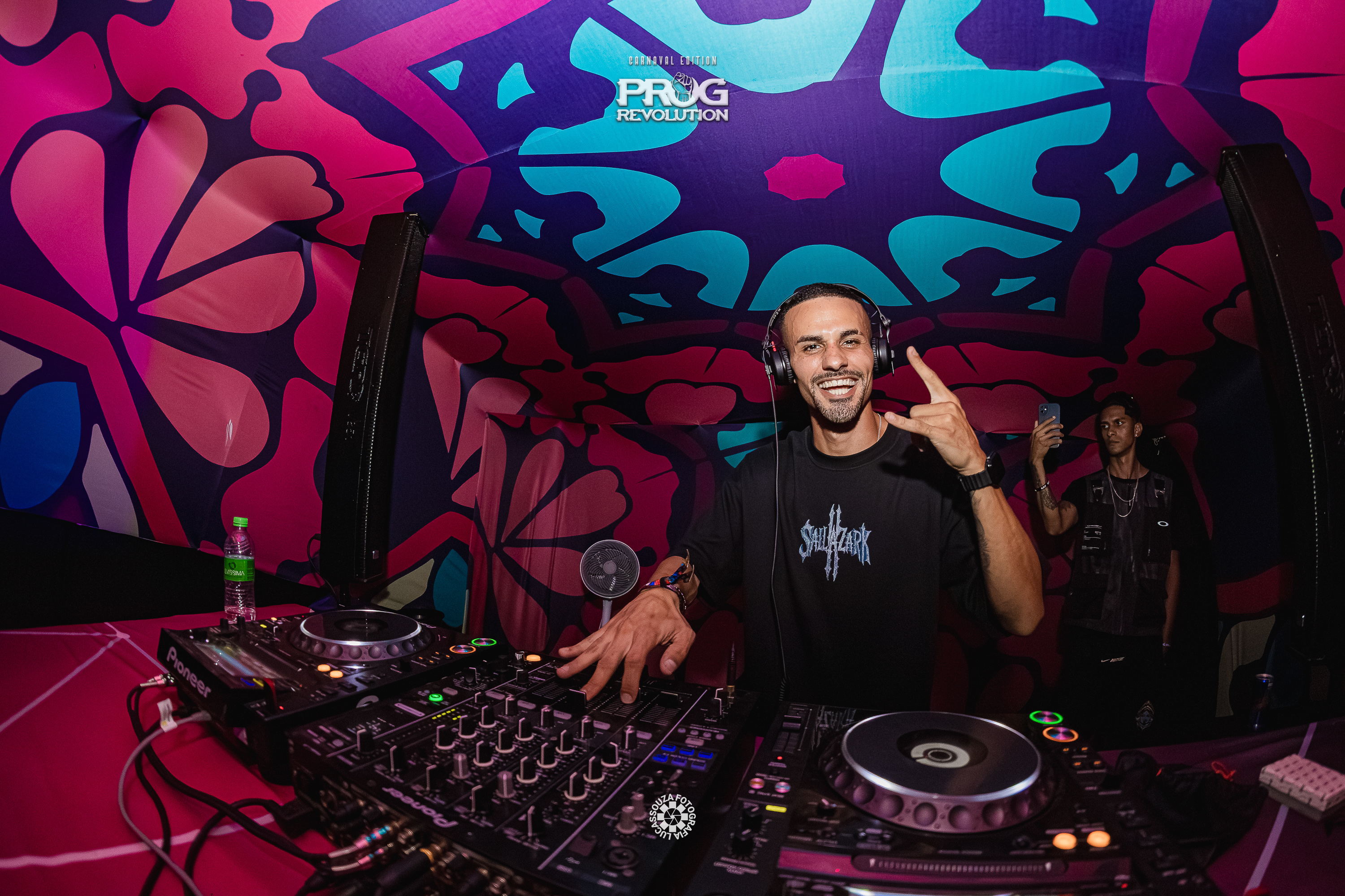 DJ SallazarK em apresentação ao vivo